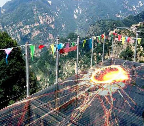 玻璃栈道互动LED透明屏效果是怎样实现的？？？